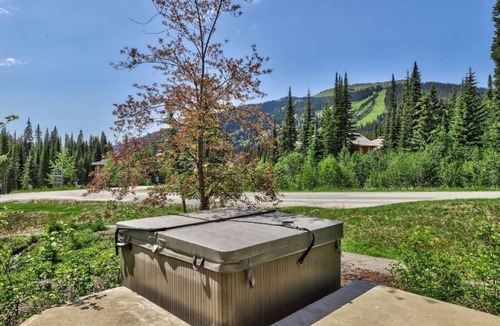 Sun Peaks House | Perfect family vacation home 4 bedroom w/private hot tub