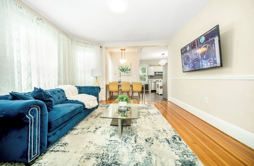 Meeting House Hill House | Perfect for large group 10 beds 4.6 mi to Downtown steps to T 5BD/2Bth