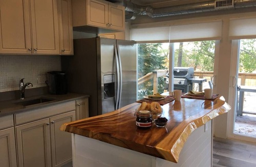 Lansdowne Cabin | Perfect Getaway with Hottub Bella Vista