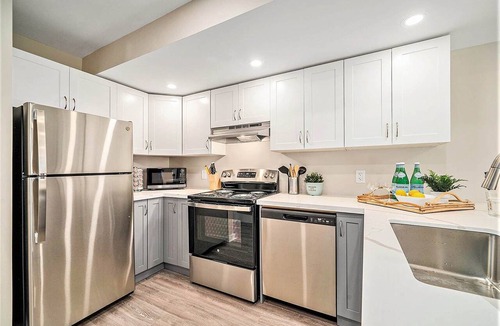 Ottawa Division House | Pet-Friendly 1BR With Office & Fenced Yard