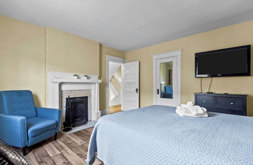 Waterford Valley Apartment | Pet-Friendly 2BR Wi-Fi Parking