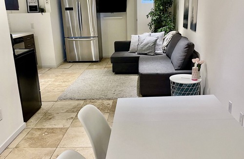 King West Village Apartment | Pet friendly cozy basement apartment in Queen West