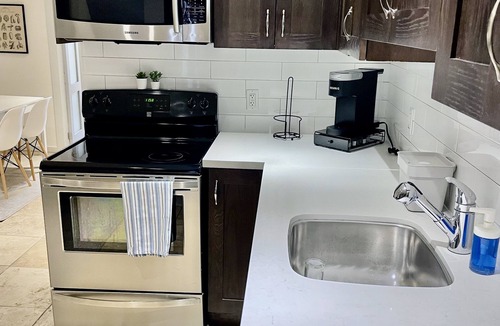 King West Village Apartment | Pet friendly cozy basement apartment in Queen West