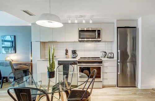 International District Apartment | Pet-Friendly Furnished 1B Rental in Montreal with Skyline Views & Concierge