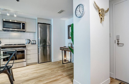 International District Apartment | Pet-Friendly Furnished 1B Rental in Montreal with Skyline Views & Concierge
