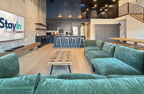 East Kootenay Apartment | Pet Friendly Loft/Rooftop Hot Tub & Views