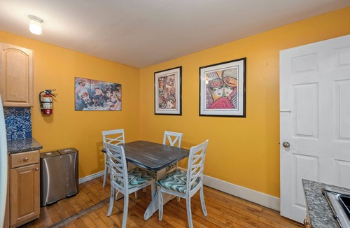 Port Burwell Apartment | Pet-Friendly Luxury Retreat Walk to Blue Flag Beach, close Dog Beach, Submarine