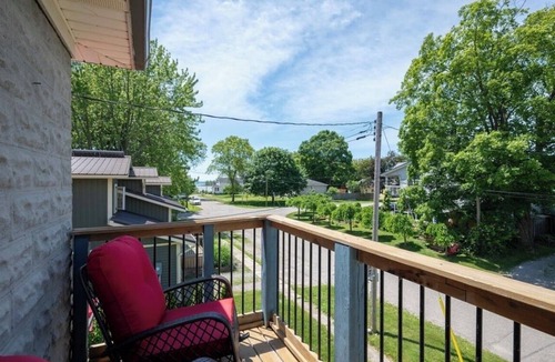 Port Burwell Apartment | Pet-Friendly Luxury Retreat Walk to Blue Flag Beach, close Dog Beach, Submarine