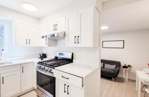 Killarney House | PET FRIENDLY-VANCOUVER 2BR GARDEN SUITE FOR 4