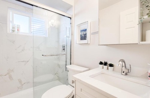 Killarney House | PET FRIENDLY-VANCOUVER 2BR GARDEN SUITE FOR 4
