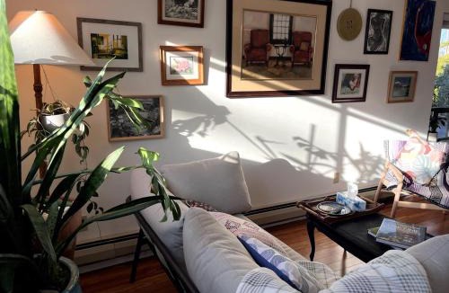 Vancouver Apartment | Peter's Place - Spacious 2Bed & Bath Suite