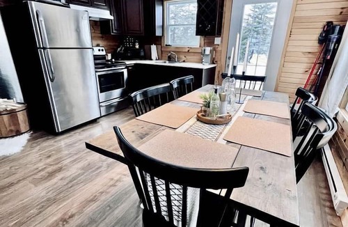 Terra Nova Cottage | Picturesque Cottage with Spacious Large Backyard and BBQ in Canada