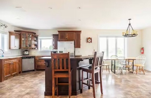 Stirling House | Picturesque Country Chalet with Hottub & Private Lake Experience