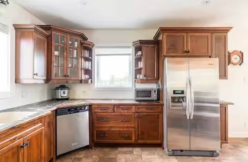 Stirling House | Picturesque Country Chalet with Hottub & Private Lake Experience