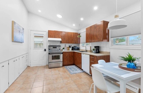 Pierrefonds-Roxboro House | Pierrefonds 4BR House with Garden & EV Charger
