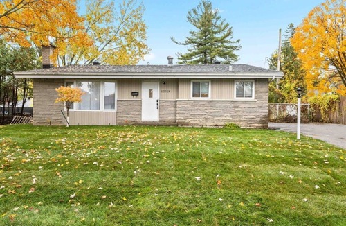Pierrefonds-Roxboro House | Pierrefonds 4BR House with Garden & EV Charger
