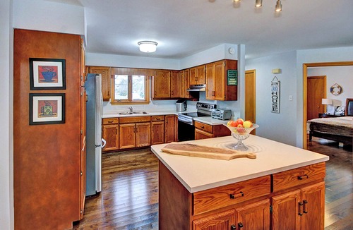 Zurich Cottage | Pine View, King Bed, AC