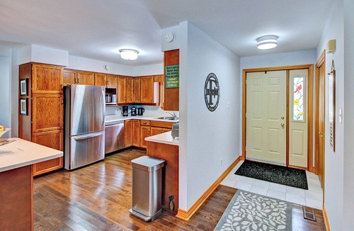 Zurich Cottage | Pine View, King Bed, AC