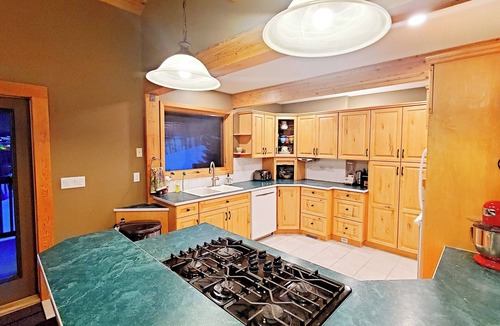 Sunburst Estates Ski Chalet | Pinetree Chalet: 4 bd/ba Expansive View HotTub Tod Mtn Ski-In Spacious