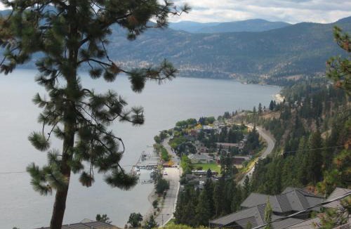 Central Okanagan House | PineWood Guesthouse