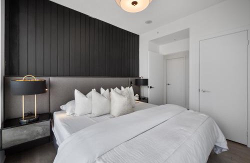 Downtown Toronto Apartment | Pinnacle Skyline Suite - Toronto Entertainment District