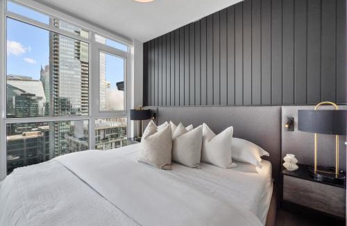 Downtown Toronto Apartment | Pinnacle Skyline Suite - Toronto Entertainment District