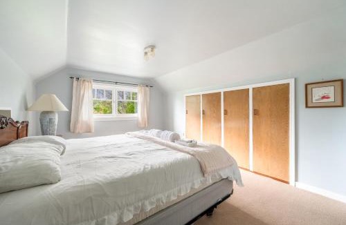 West Point Grey Apartment | Point Grey 4BR Home near UBC Sleeps 10