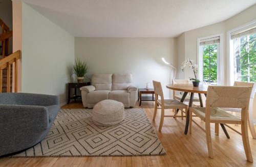 Aylmer House | Pool, BBQ & Foosball Spacious 4BR Home
