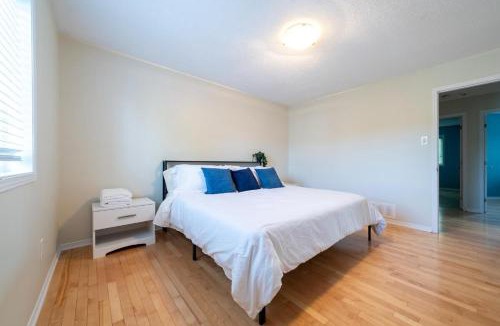 Aylmer House | Pool, BBQ & Foosball Spacious 4BR Home