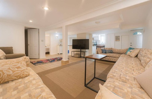 Saanich East Bed & Breakfast | Poolside Hideaway Heated Pool All Year Ideal for Groups (Sleeps 6+)
