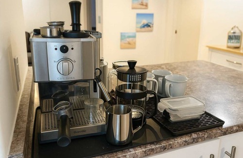 Saanich East Bed & Breakfast | Poolside Hideaway Heated Pool All Year Ideal for Groups (Sleeps 6+)