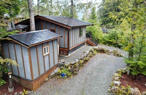 Port Renfrew Cabin | Port Place Cabin and Bunkhouse on an overlooking Bluff