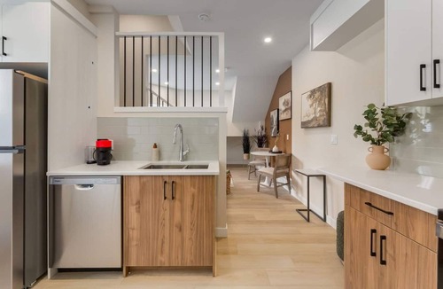 Southwest Calgary House | "Prairie Sun"1 Bdrm TownHome,10 min walk to CTrain
