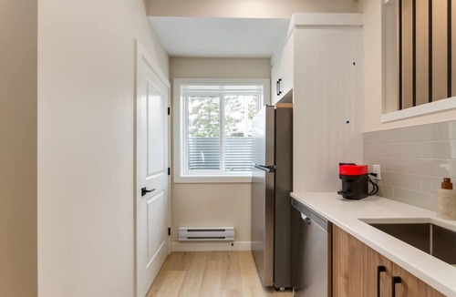 Southwest Calgary House | "Prairie Sun"1 Bdrm TownHome,10 min walk to CTrain