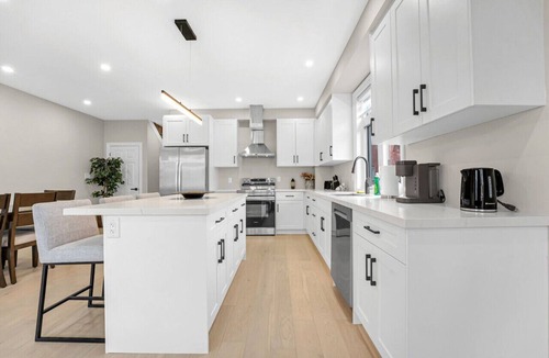 Landsdale House | Premier 5 Bed Home near Hospital/Niagara/Toronto