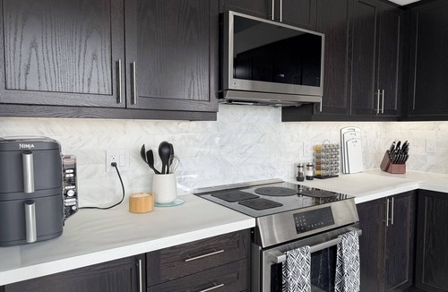 Pickering House | Premier Host Lux 2BR Pickering Retreat AC, WiFi & Free Parking