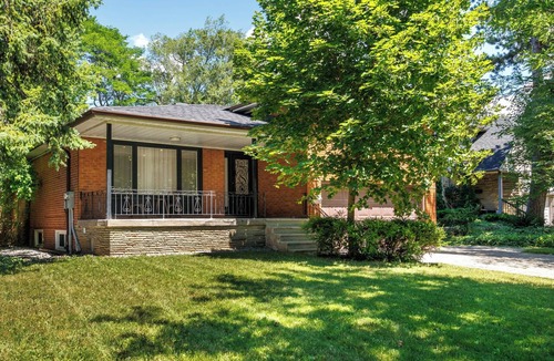 St. Andrews House | Premium 3BR North York home with 2.5 washroom and free parking on driveway,