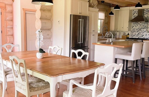 Montebello Ski Chalet | Premium log cabin, peaceful cozy retreat in nature, nearby Golf Montebello