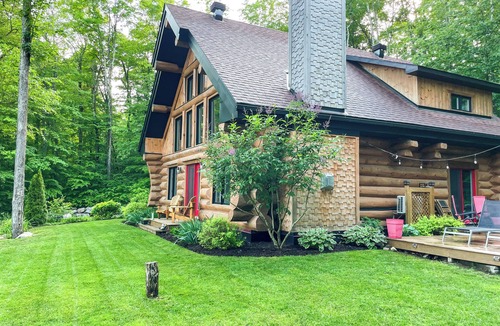 Montebello Ski Chalet | Premium log cabin, peaceful cozy retreat in nature, nearby Golf Montebello