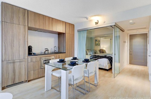 Bloor-Yorkville Apartment | Presidential Yorkville Suite by Instant Suites