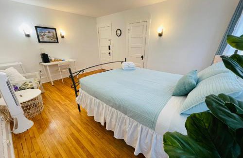 Queens Square House | Prime and Precious location The Red House Room3