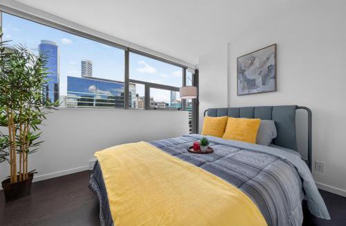 Downtown Vancouver Apartment | Prime Downtown 2BR Retreat Near Granville, Robson and Pacific Centre Mall