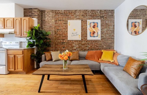 Shaughnessy Village Apartment | Prime Location | Charming 4BR in Downtown MTL