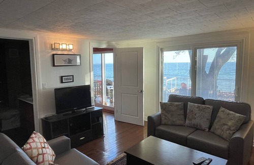 Wellington Cottage | Prince Edward County Lakehouse 3 Bedroom and 3 Bathroom