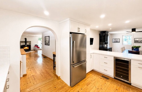 Waupoos House | Prince Edward County Waterfront Setting | Smith Bay Views | Wine Country