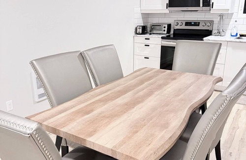 Whitehorse House | Private 1BR Suite in Whistlebend | Kitchen, Laundry, Parking & 1 Gigabit WiFi