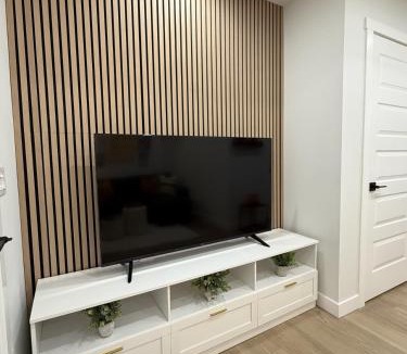 Chestermere House | Private 2BR Lake Suite - Chestermere - Sleeps 6