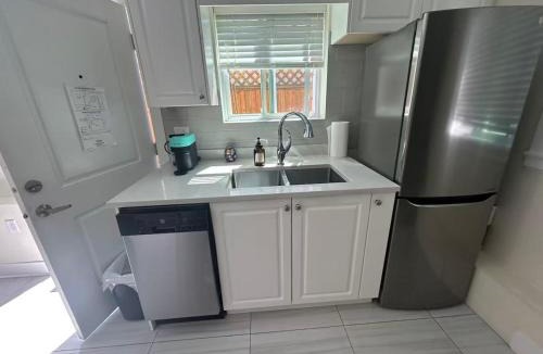 Sunset House | Private 3BR 2BA Laneway Home and Parking