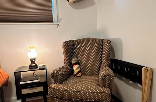 Windsor House | Private 3BR Main Floor Suite by Airport, Border, St. Clair College | sleeps 5