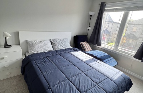 Barrie House | Private and Cozy Room for your stay in South Barrie